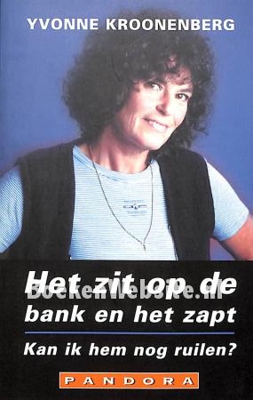 Het zit op de bank en het zapt