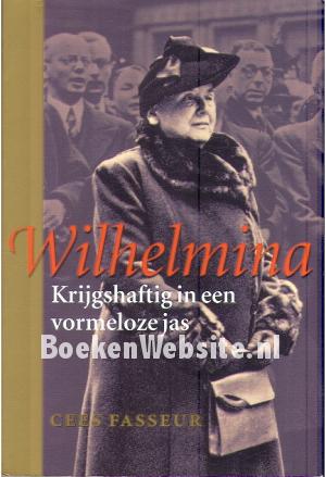 Wilhelmina, krijgshaftig in een vormloze jas