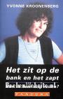 Het zit op de bank en het zapt